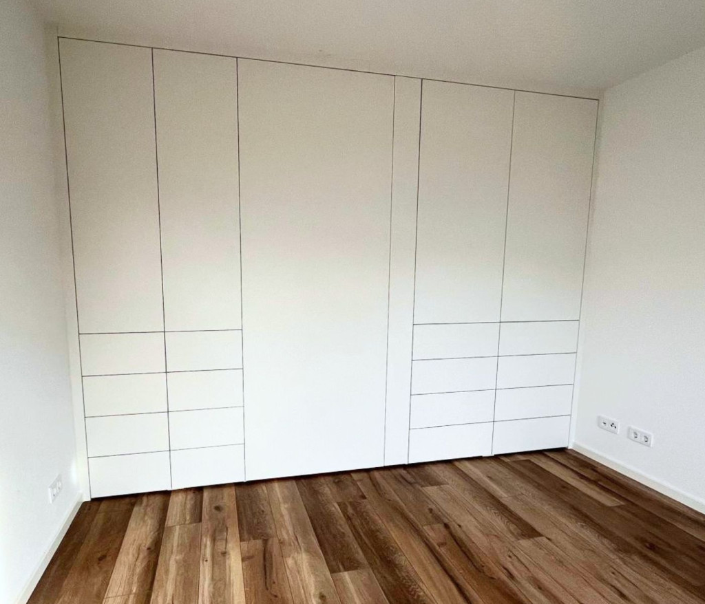 Kleiderschrank mit Durchgangst&uuml;r